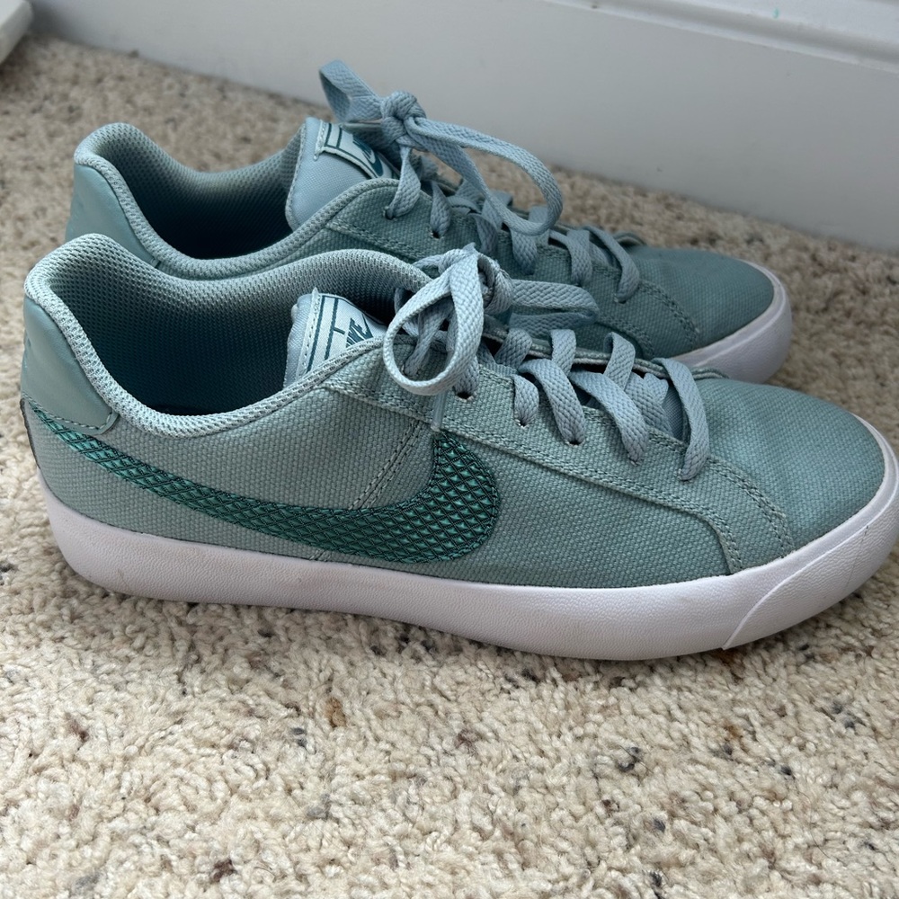 Nike Womens Court Royale shoes